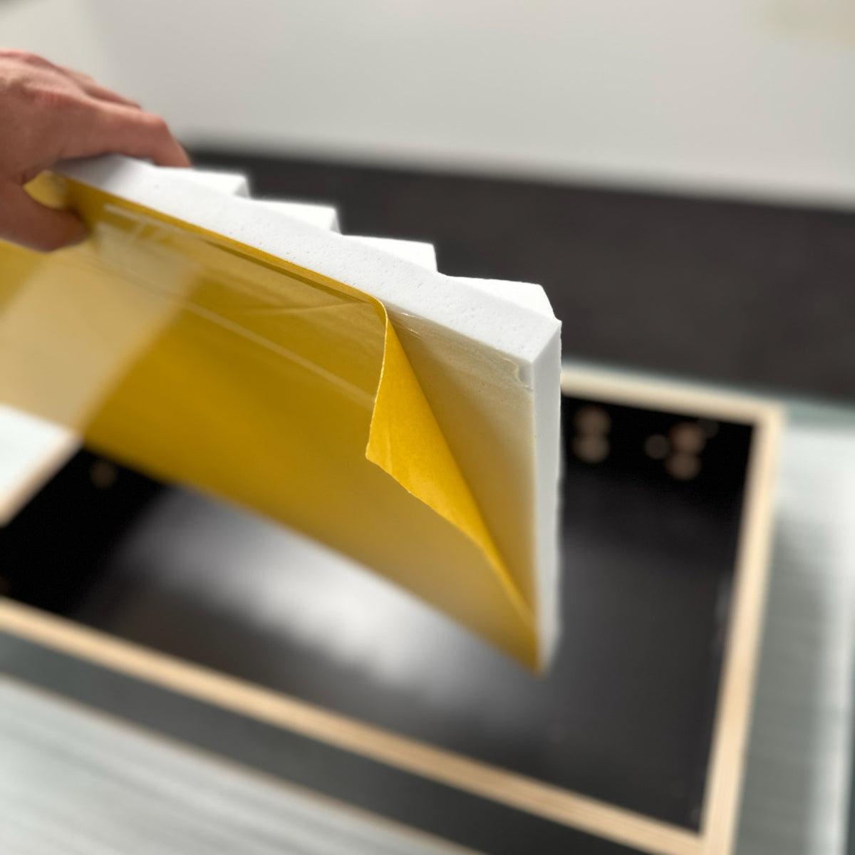 Incollare il Basotect fornito dopo la preparazione: rimuovere la pellicola e premere con decisione; il diffusore deve poi entrare senza pressione